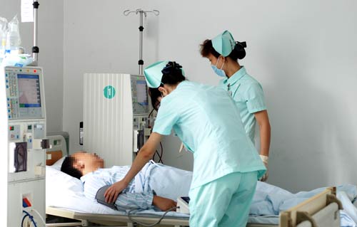 血液透析中心医生为患者做治疗