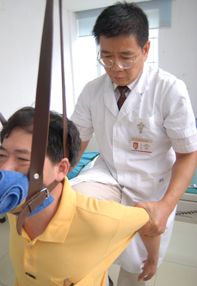 牵引下龙氏正骨整脊疗法