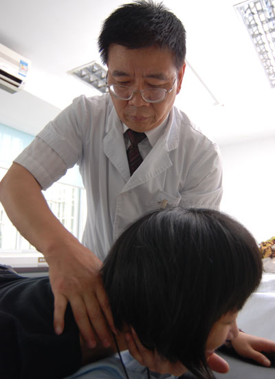 龙氏正骨手法复位治疗颈椎病_深圳康复医院_