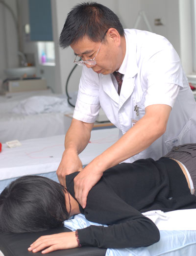 龙氏正骨手法复位治疗颈椎病_深圳康复医院_