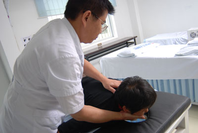 龙氏正骨手法复位治疗颈椎病_深圳康复医院_