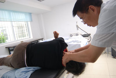 龙氏正骨手法复位治疗颈椎病_深圳康复医院_