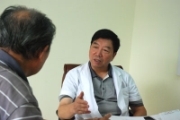著名男科专家黄宇烽正在会诊